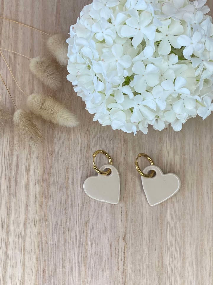 Boucles d’oreilles cœur beige - Femme