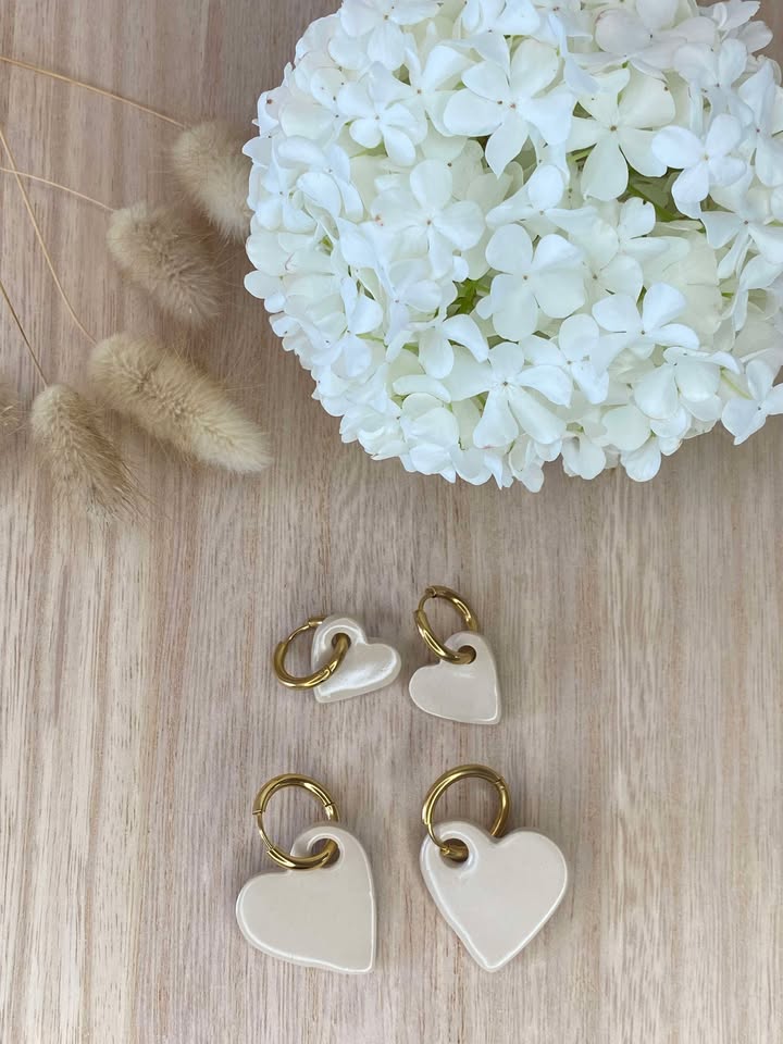 Boucles d’oreilles mini cœur beige - Enfant
