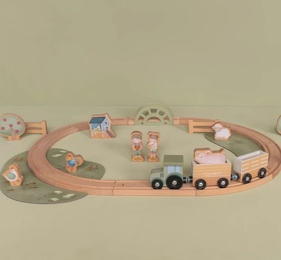Circuit tracteur en bois + personnages